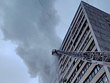 Двух человек спасли из горящей многоэтажки в Москве