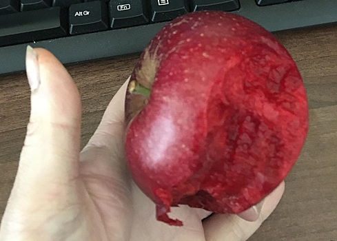 Фото "кровавого" яблока обескуражило пользователей