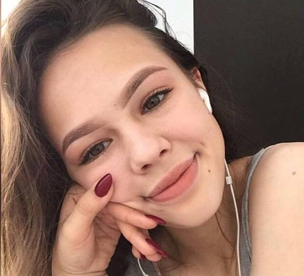 Дарья Зотеева, известная как Инстасамка, родилась в 2000 году в городе Тобольск в Тюменской области.