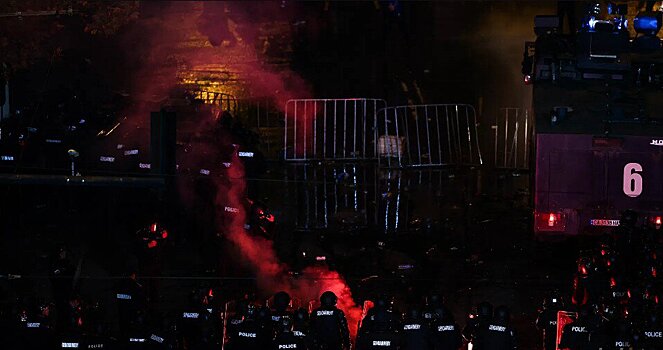 Болгарские ультрас столкнулись с полицией в Софии: фанаты кидались камнями и файерами, в ответ применяли водометы. Более 4000 болельщиков протестовали против местного футбольного союза