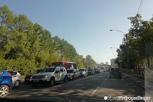 "Щербакова плачет": на юге Екатеринбурга скопились многокилометровые пробки