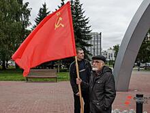 Тюменские коммунисты передали в зону СВО шевроны с советским флагом