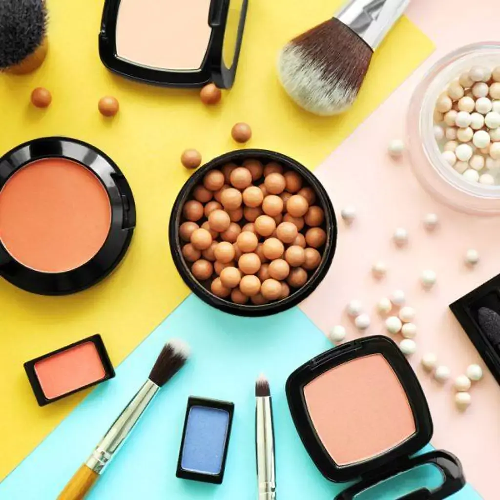 подставка для косметических кистей. женские вещи косметика. косметические вещи. косметика. предметы косметики.