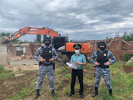 В Краснодаре демонтировали незаконно возведенный трехэтажный многоквартирный дом