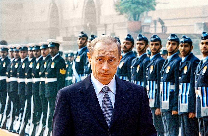 Президент РФ Владимир Путин, находящийся с официальным визитом в Индии, обходит строй почетного караула на торжественной церемонии встречи во дворце Раштрапати Бхаван в Дели, 2002 год
