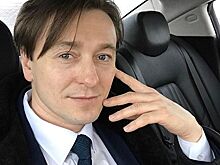 «Зарядка на свежем воздухе»: Сергей Безруков вынужден откапывать машину из-под снега