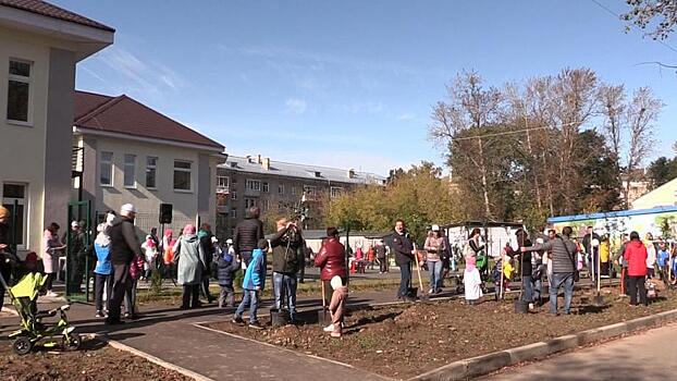 Сказочный лес высадили около детсада «Мечта» в Дубне. Там будут расти безопасные кустарники и плодовые деревья