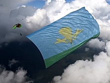 Уроженец Челябинской области развеял гигантский флаг во время прыжка с парашютом и установил рекорд России