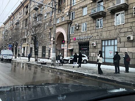 Водитель &quot;Mercedes&quot; пострадал в аварии в центре Волгограда
