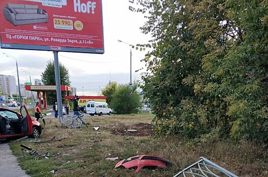 В Казани «Опель» насмерть сбил женщину, вылетев на тротуар. Фото