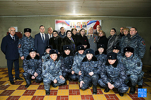 Владимир Васильев поздравил сотрудников полиции контрольно-пропускного пункта Хушет с Днём защитника Отечества