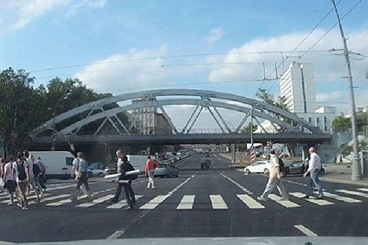 Нарушитель чуть не сбил пешеходов и устроил аварию на юге Москвы