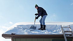 Россиян предупредили об опасности для домов после сильных снегопадов