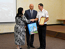 Полицейских, спасших маму с дочкой, наградили