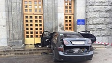 Автомобиль протаранил здание харьковской мэрии. Видео