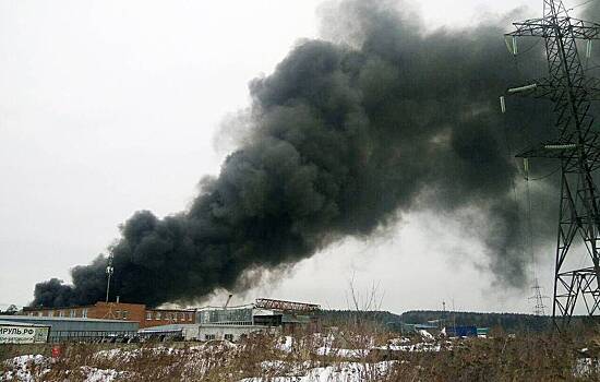 На горящем заводе в Екатеринбурге произошел взрыв