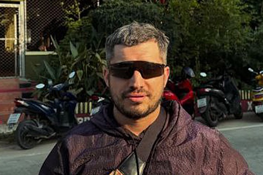 ОМОН и родные Паши Техника пытаются успокоить толпу у храма
