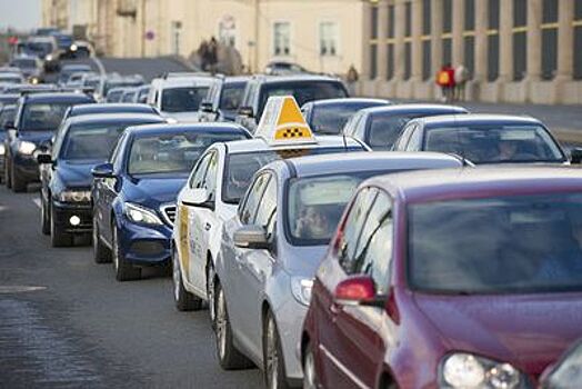 В Петербурге на Московском шоссе образовалась гигантская пробка
