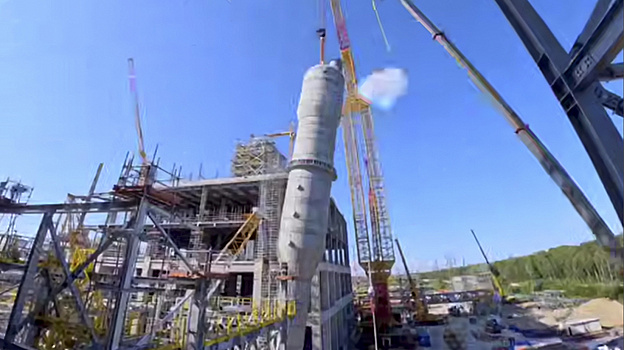 Гигантскую колонну по дегазации полипропилена возвели в Тобольске