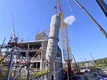 Гигантскую колонну по дегазации полипропилена возвели в Тобольске
