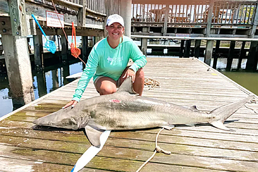 Школьная учительница поймала акулу рекордного размера