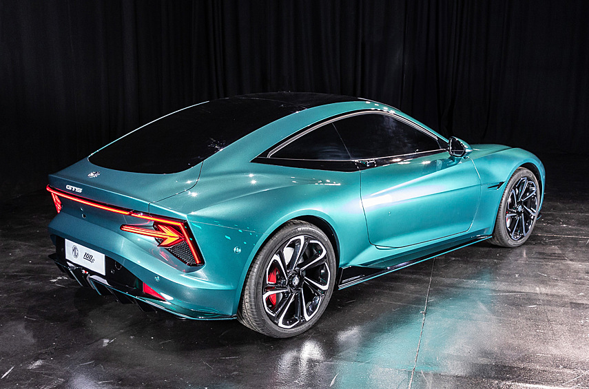 В 1968 году классическая двухдверка стала десятой в общем зачёте и третьей в категории P3.0, уступив лишь двум спортпрототипам Porsche 907. Если новинка пойдёт в серию, то технических отличий от Cyberster у неё, вероятно, не будет.