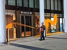 Экоактивисты облили краской бутик Rolex в Лондоне – СМИ