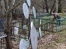 Матери бойца СВО отказали в уборке на кладбище