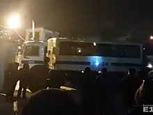 На территорию телебашни заехал ОМОН. Горожане водят хороводы вокруг недостроя