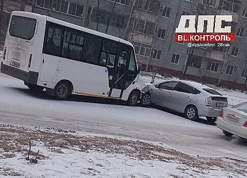 Сильный снегопад осложнил ситуацию на дорогах в Благовещенске