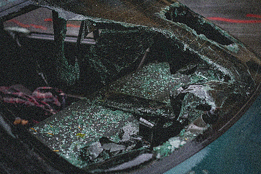 В Тындинском районе из-за столкновения машины с деревом погибли два человека