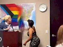 Пухлозадая мамаша сорвала радужный флаг с карты мира на уроке в США и прославилась в Сети