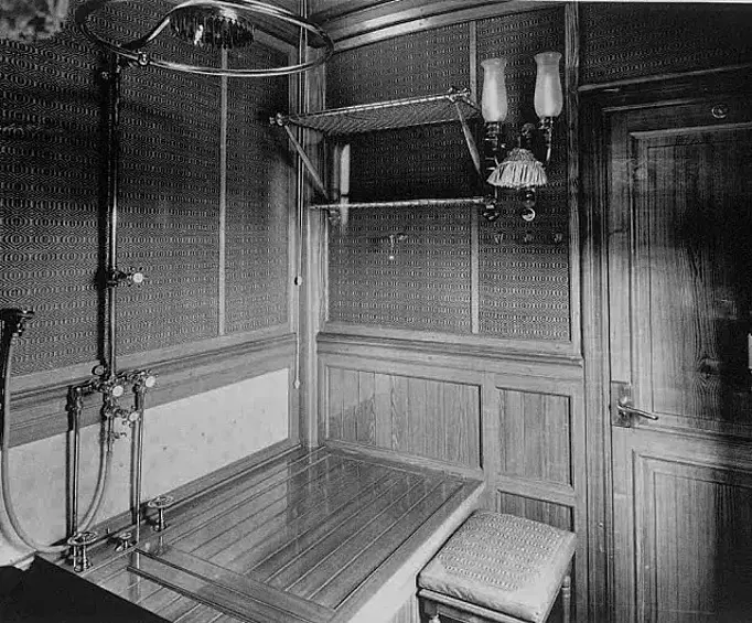 Помещение ванной. Оно было отделано водоотталкивающей циновкой. Ванна изготовлена в Париже из биметалла: внешняя сторона из листов меди, а внутренняя — из серебра. Над ванной был установлен душ.