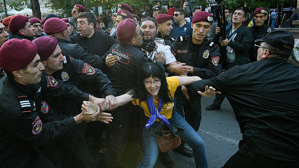 Полиция во время задержания участников протеста, 27 мая 2024 года
