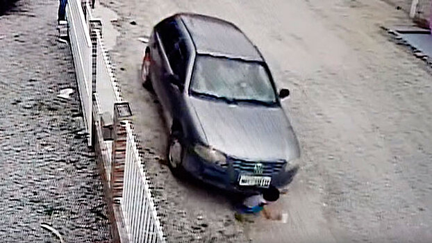 Дядя переехал трехлетнего племянника, не заметив, как тот играет: видео