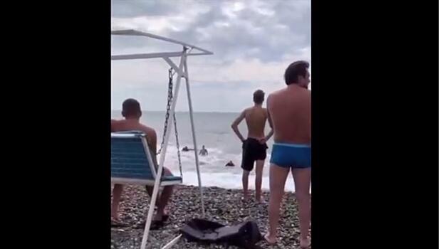 В Сочи в штормящем море чуть не утонула группа пьяных туристов