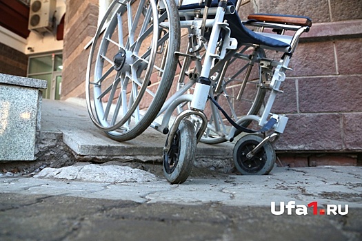 Отказалась съезжать: в Уфе инвалиду-колясочнику дали квартиру на последнем этаже