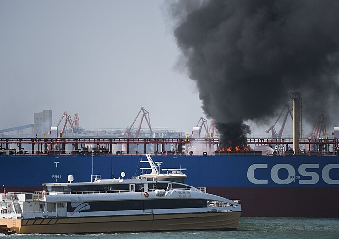 Нефтяной танкер загорелся после ракетного удара у берегов Йемена