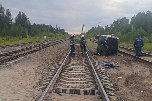 В Коми грузовой поезд столкнулся с легковушкой на железнодорожном переезде
