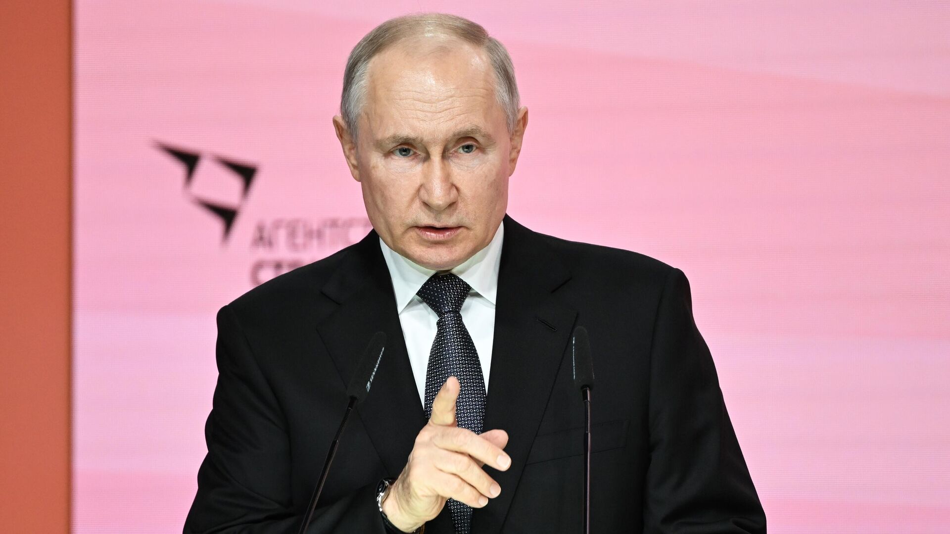 Ларри Джонсон: Запад недооценил влияние Путина в мире