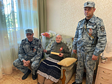 В преддверии Дня Победы севастопольские полицейские посетили вдову ветерана Великой Отечественной войны