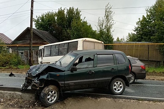В Чувашии пьяный водитель "Нивы" врезался в автобус