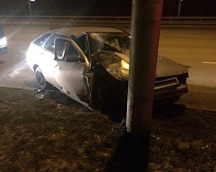 В Уфе 18-летний юноша за рулём ВАЗа въехал в электроопору