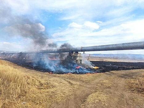 Сухая растительность горела в 7 километрах от села Базаново
