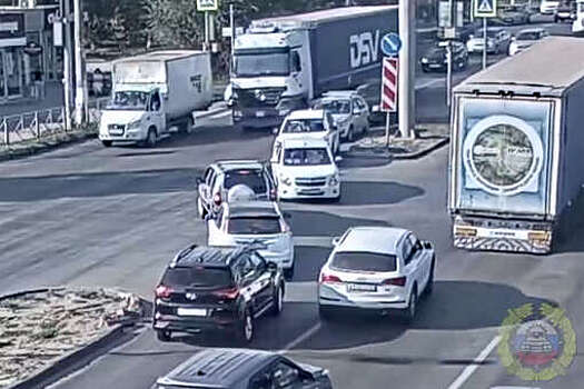 В Волгограде грузовик врезался в семь автомобилей