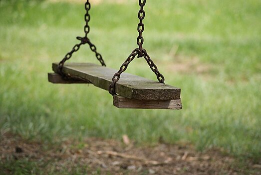 Девочка умерла после падения с качелей