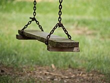 Девочка умерла после падения с качелей