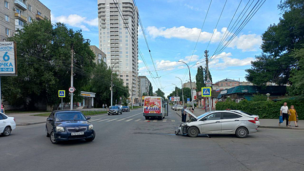 В Заводском районе столкнулись маршрутный автобус №63 и «Хундай»