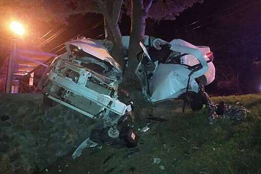 Четыре человека погибли при столкновении легкового автомобиля с остановкой