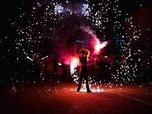 Российский артист едва не погиб во время фаер-шоу после действия зрительницы